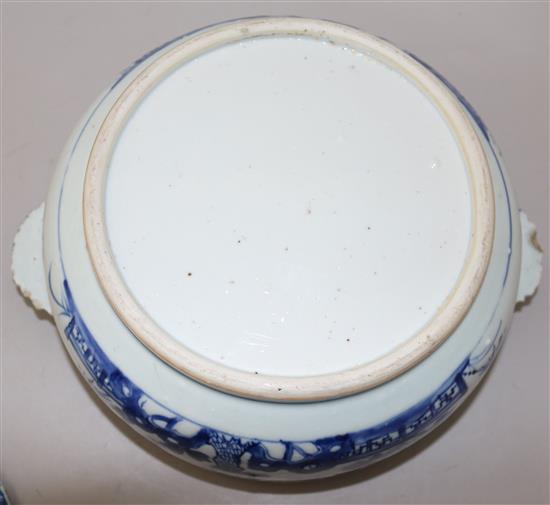 A Chinese blue and white circular tureen and cover, Qianlong period, width 28cm